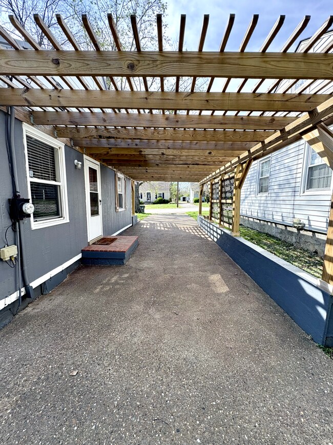 Building Photo - 2 Bedroom Pet Friendly Home For Rent in Hopkinsville!