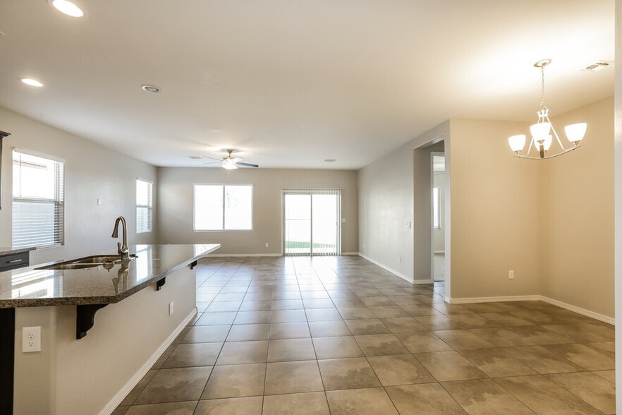 Building Photo - 3882 E Alamo St