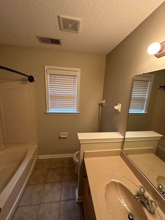 Building Photo - 3BD/2BA 1,640 sq. ft. Home With Split Floor Plan. Pets Are Welcome With Owner's Approval.