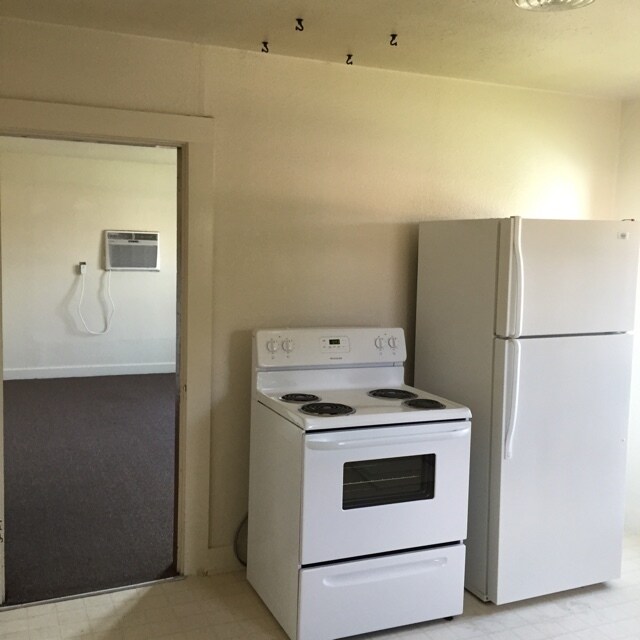 Building Photo - UPDATED HOME WITH 2 BEDROOMS