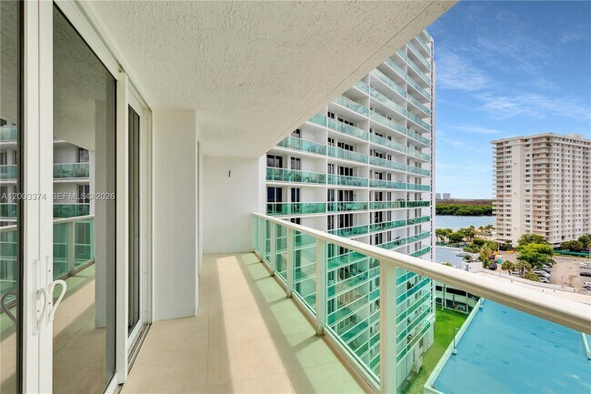 Building Photo - 100 Bayview Dr