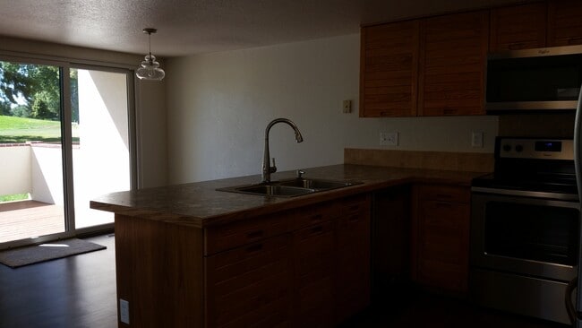 Building Photo - Golf Course Townhome for Rent