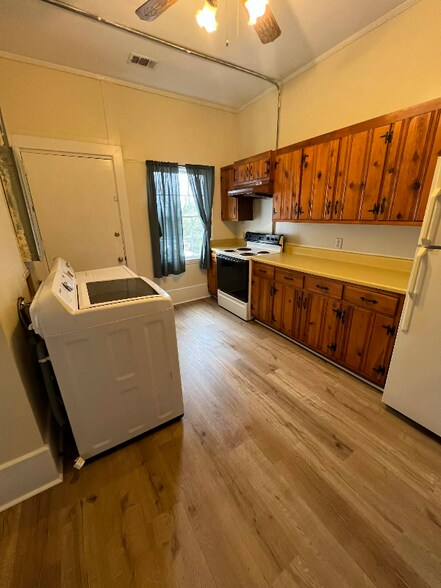 Building Photo - 233 College St