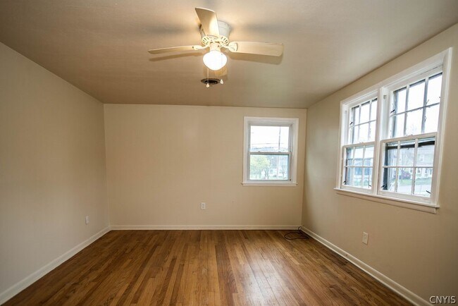 Building Photo - 425 Schuyler St