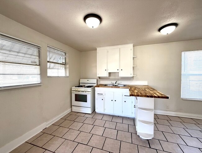 Building Photo - 1010 Wolverton St