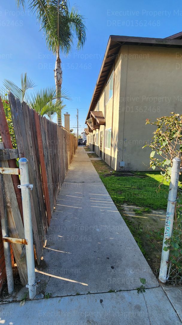 Building Photo - 2 bedroom 1.5 bathroom townhome (Move In Special Available OAC)