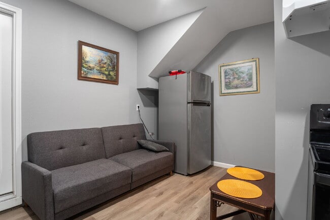 Building Photo - 2 Bed 2 Bath Garage Apartment in La Vergne