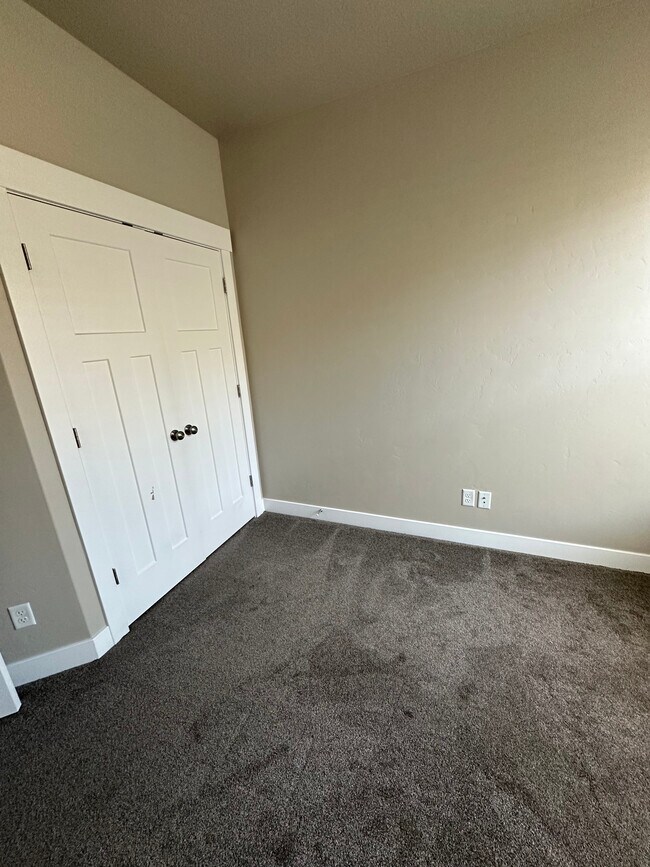 Building Photo - 910 S 2610 E
