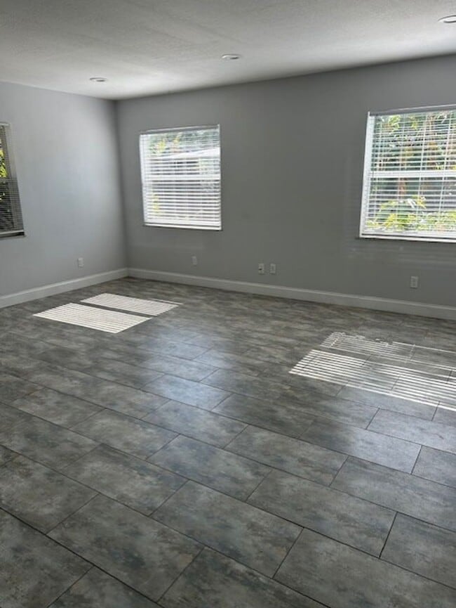 Building Photo - 5242 20th Ave N