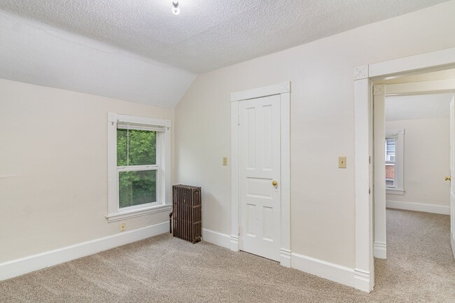 Building Photo - Charming 3 Bedroom | 1 Bathroom