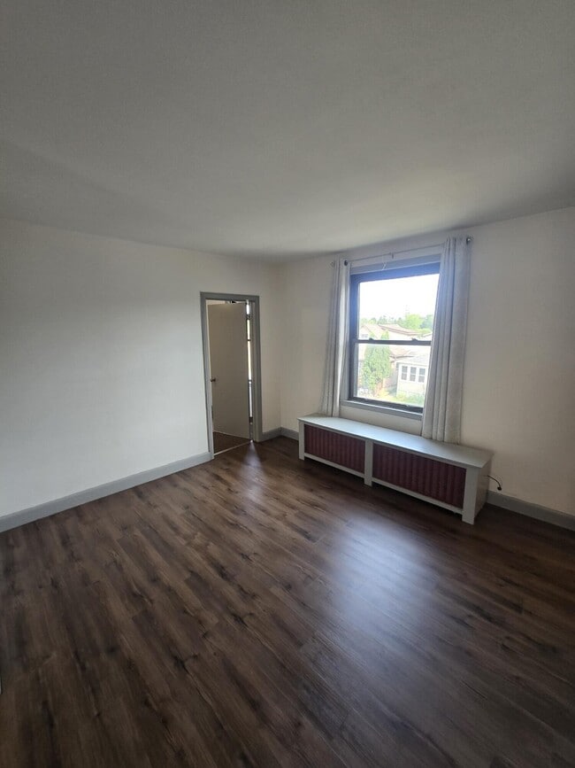 Building Photo - 604 7th St S