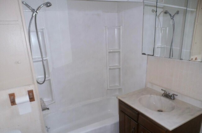 Building Photo - 628 N Kansas St