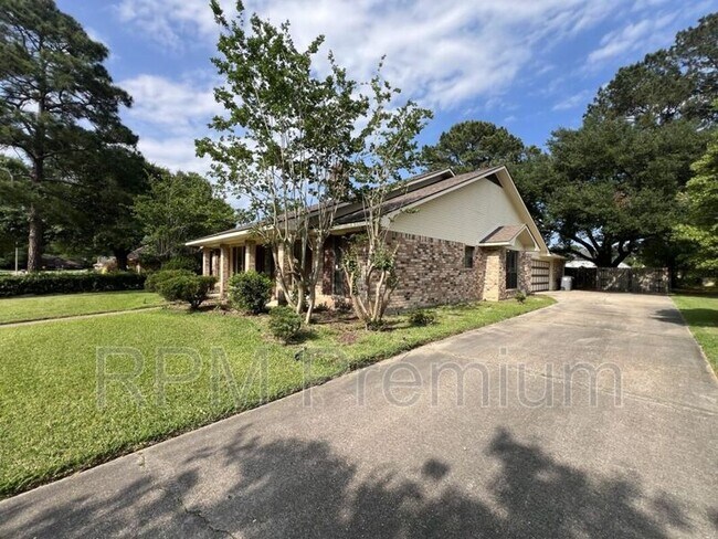 Building Photo - 13936 Cayuga Dr