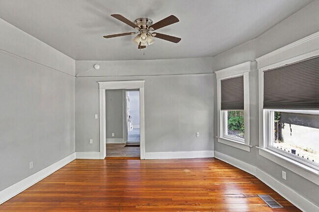 Building Photo - 4 bedroom 3 bath Springfield home