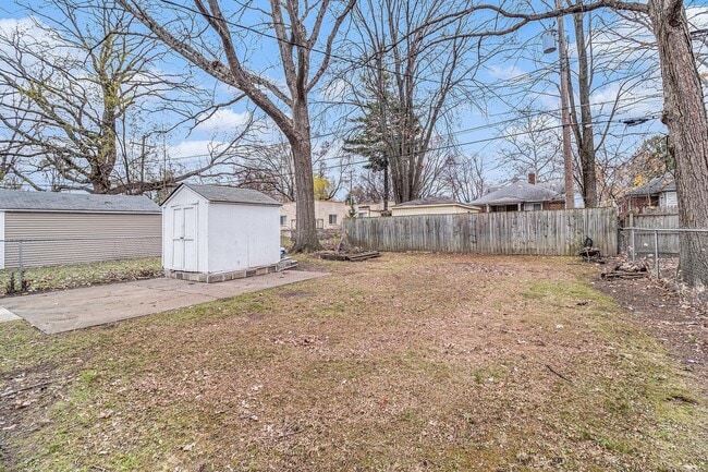 Building Photo - Updated Bungalow with Modern Kitchen & Fen...