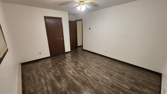 Building Photo - 3 Bedroom Duplex with Attached Garage & La...