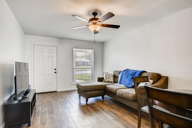 Building Photo - 312 W William Cannon Dr