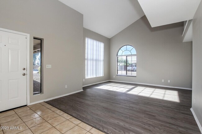 Building Photo - 6520 W Paradise Ln