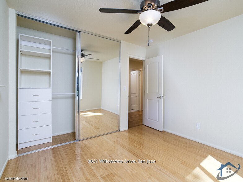 Building Photo - 3661 Willowview Dr
