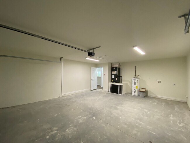 Building Photo - *** NOT AVAILABLE TO SHOW TILLL MID APRIL *** Custom Home - Desirable SE Ocala Neighborhood 3/2/2...