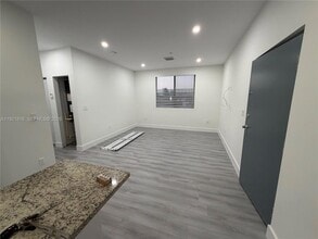 Building Photo - 859 E 24th St