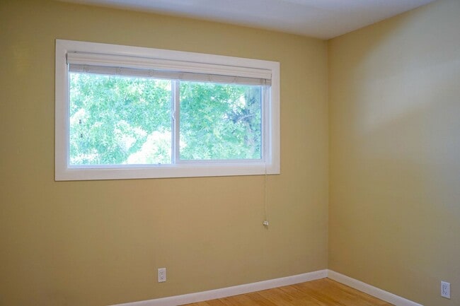Building Photo - Top-Floor 2-Bedroom with Bamboo Flooring + Off-Street Parking!
