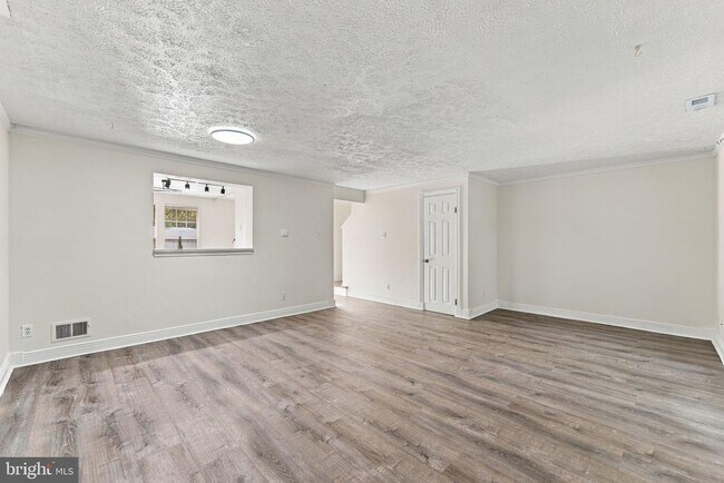 Building Photo - 8 Victoria Manor Ct
