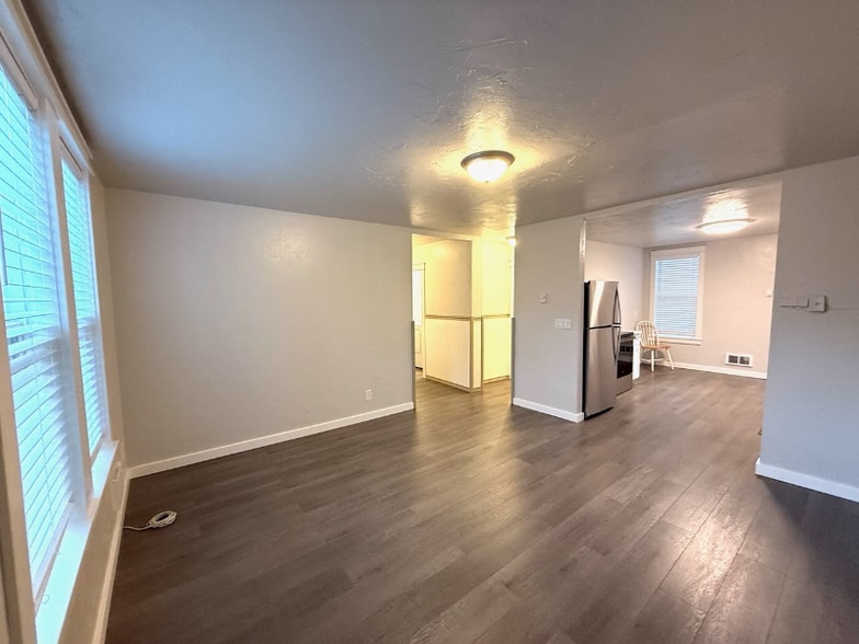 Building Photo - 506 1st Ave W