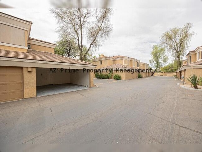 Building Photo - 1411 E Orangewood Ave