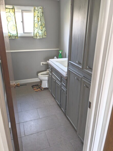 Lower Full Bathroom - 2904 Dina St