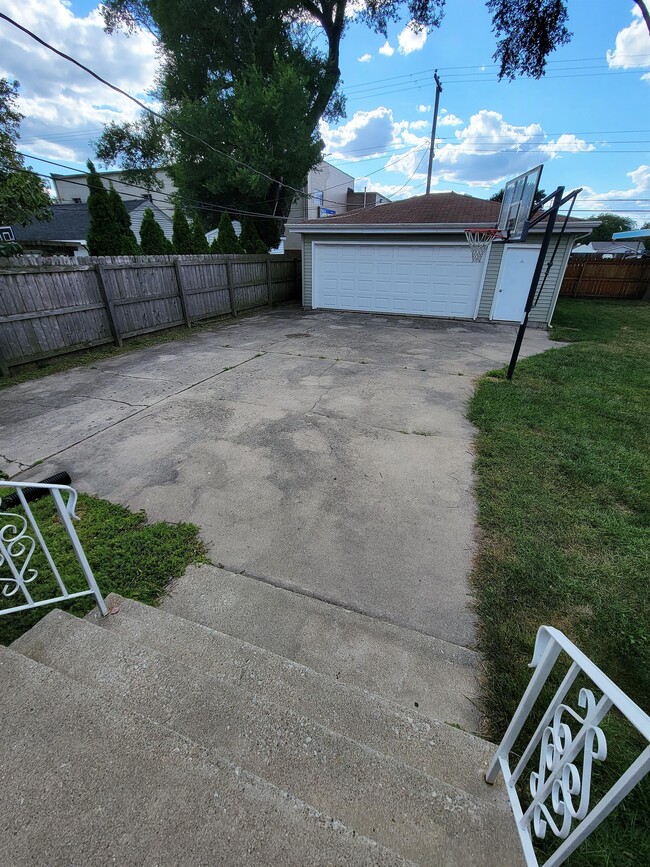 Building Photo - 8922 Schneider Ave