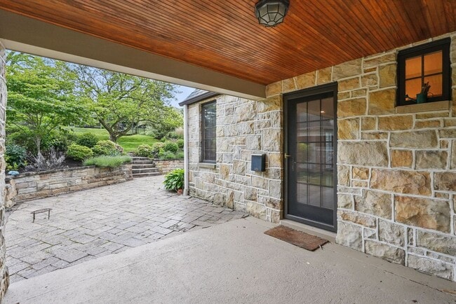 Building Photo - Charming Home - Mt. Lebanon