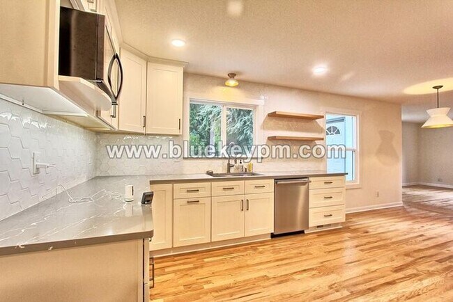 Building Photo - 3 Bed, 3 Bath Home with a LARGE 1/2 Acre Yard and Deck, Boathouse and 2 Bonus Rooms