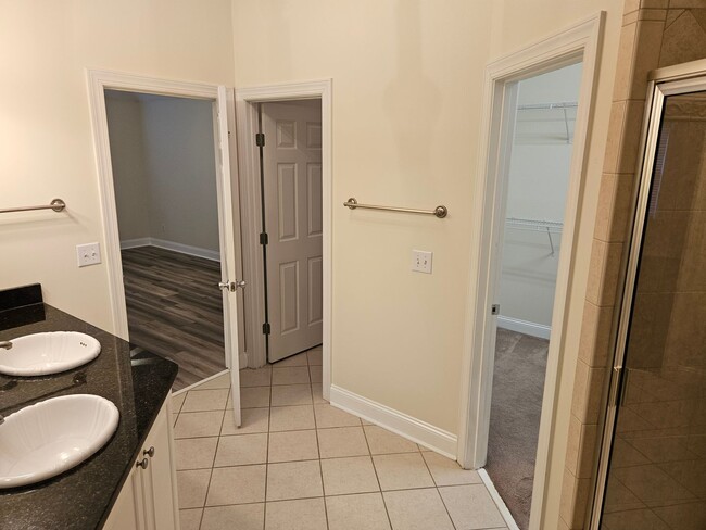 Building Photo - Beautiful 3 Bedroom 2 bath Home in Hampste...