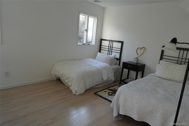 Building Photo - 371 S River Rd