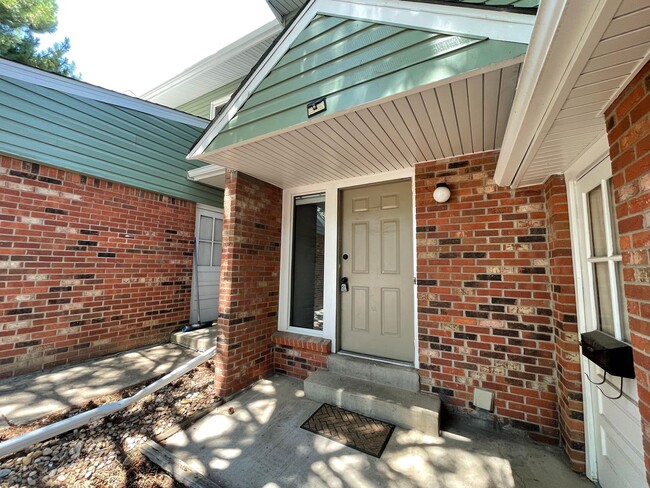 Building Photo - Large 4 Bed/3 Bath Townhome in Lafayette! ...