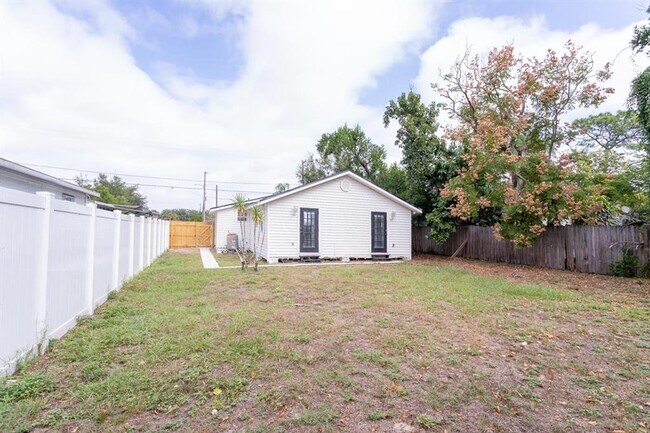 Building Photo - 4317 E Regnas Ave