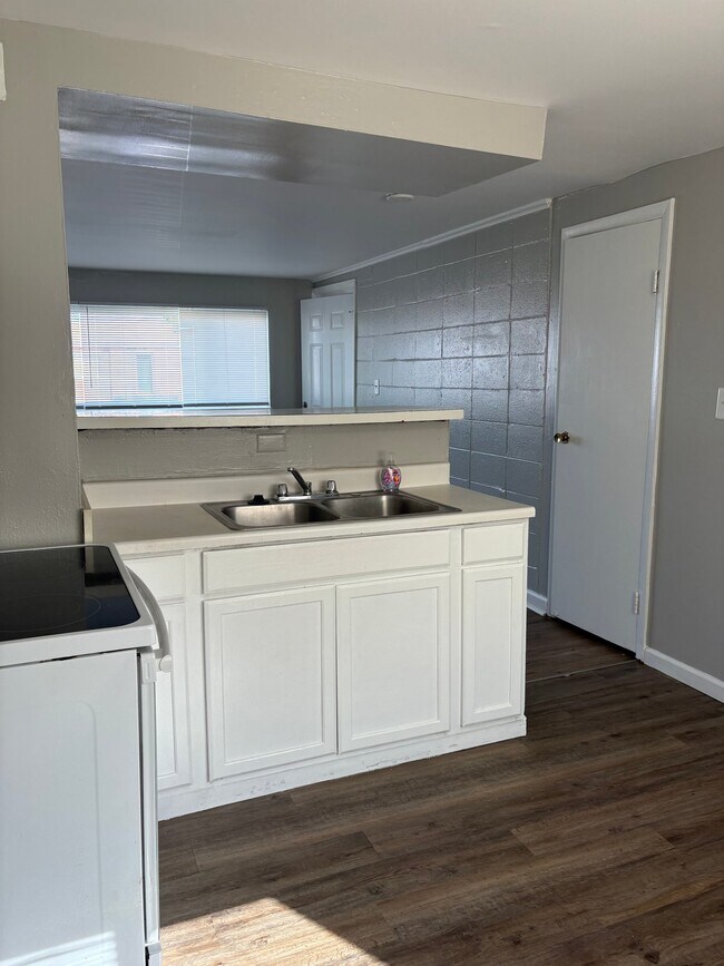 Building Photo - 3600 Cushing Dr