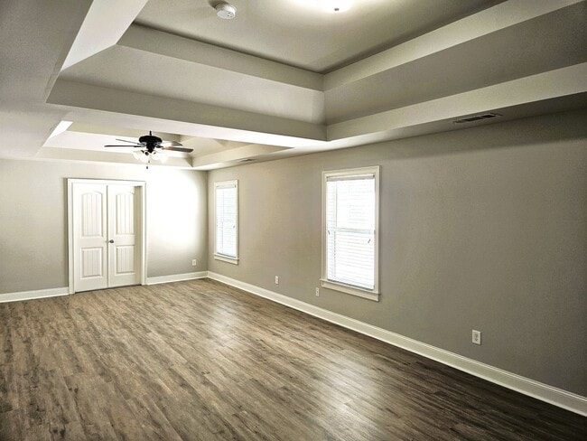 Building Photo - 5 Bedroom / 4 Bath Single Family Home