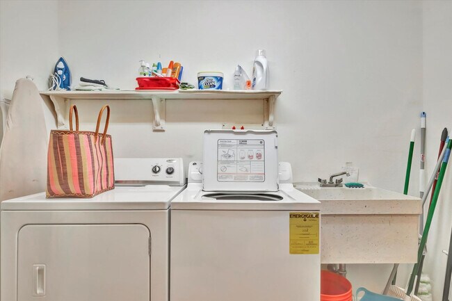 Building Photo - 1038 Contento St