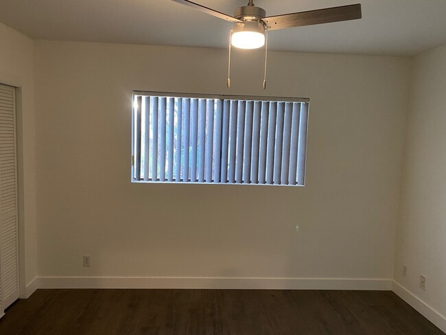2nd bedroom - 10330 Riverside Dr