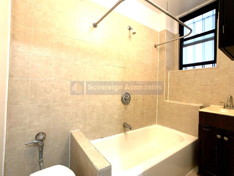 Building Photo - 45 Tiemann Pl
