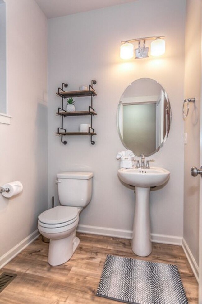 Building Photo - Spacious 3 Bedroom Home, Great Southeast B...