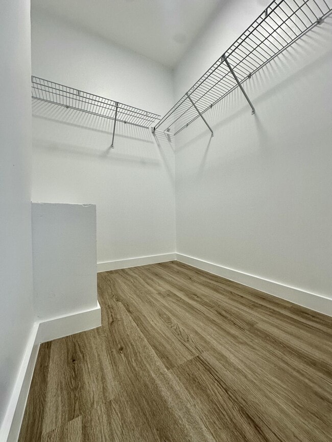 Building Photo - 906 E Tiffany Dr