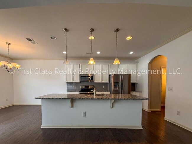 Building Photo - 565 Park View Drive