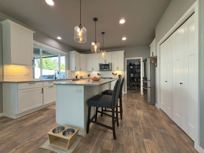 Building Photo - 1816 S Ridgetop Dr