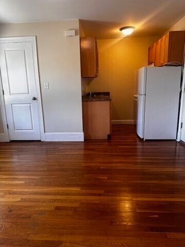 Building Photo - 483 Newport Ave