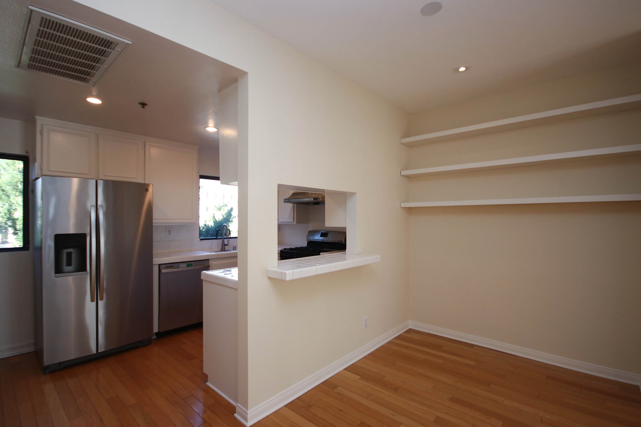 Building Photo - 111 S Oak Knoll Ave