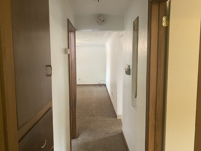 Building Photo - Remodeled Two Bedroom One Bathroom with Ya...