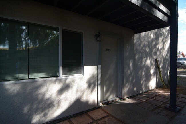 Building Photo - 2 Bedroom 1 Bath Apartment! Close to the UofA and Downtown!